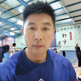 电瓶小官哥头像