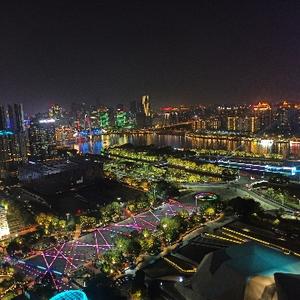 一只岸上行走的鱼头像