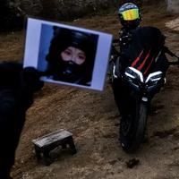 骑乌鸡的小逸头像