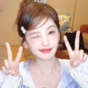 小有名气的美女呀头像