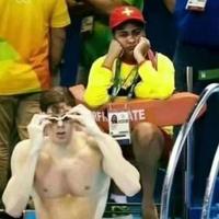 奥运游泳赛场边的救生员头像