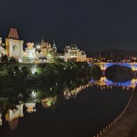 漂泊多年不归家的打工人头像