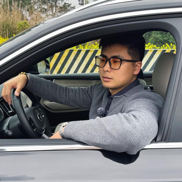 聊车的赓哥1米9头像