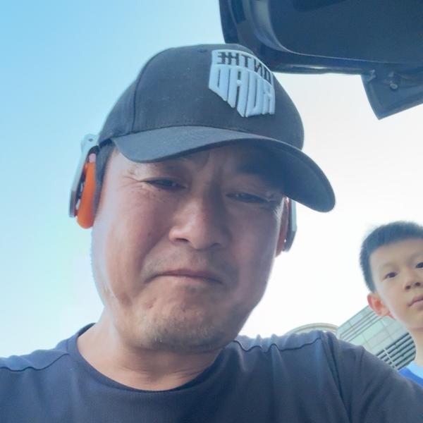 房车旅行鸣宝爹老许头像