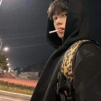 海边悠然观景的游客头像