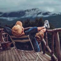 天花板的红头像