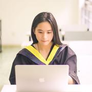 午夜黑色大衣的个人资料头像