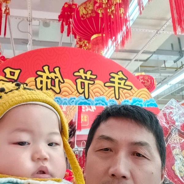 广场中跳舞的舞迷头像