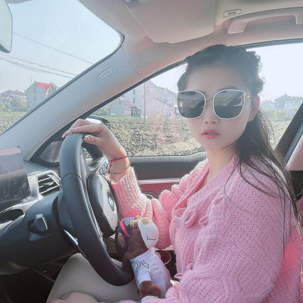 开3系的果果头像